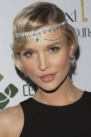 Joanna Krupa 161942517 Joanna Krupa Tragt Eine Stirnkette Zur 20er Jahre Frisur 20er Jahre Frisur Frisuren Lange Haare 20er Jahre Gatsby Frisuren