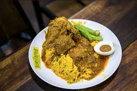 The nasi kandar got its name from the rod that was once used to shoulder the food from place to place. 7 Lokasi Panas Nasi Kandar Di Pulau Pinang Yang Anda Kena Try