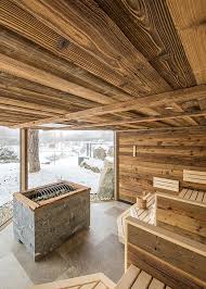 Der Klassiker Unter Den Saunen Die Finnische Sauna Das Altholz Schafft Eine Gemutliche Atmosphare Wahrend Der Ausblick In Das V Sauna Sauna Therme Ferienhaus