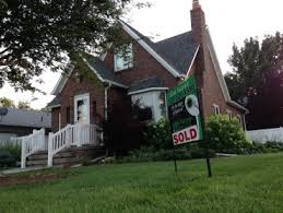 Fireplaces, colour satellite tv, superb view, safe sandy beach, tennis courts, boat rentals, dock, canoeing, wind surfing, laundry facilities, table tennis and billiards. Real Estate News Toronto Storeys