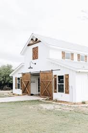 Gorgeous White Exterior Barn Office Wedding Venue Ideas Rustic Modern Home Exterior Inspiration Farmhouse Exterior Farmhouse Design Modern Farmhouse Design
