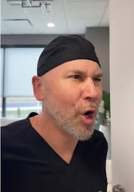 新しい外科医が町にやってきた！