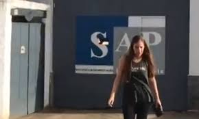 Suzane louise von richthofen (born november 3, 1983) is a brazilian woman who was convicted of murdering her parents on october 31, 2002, with the help of her boyfriend and his brother. Suzane Von Richthofen Deixa Prisao Para Dia Das Maes Fato Amazonico