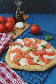 Si prepara in poco tempo, è gustosissima ed è perfetta da servire in estate! Torta Rustica Di Sfoglia Alla Caprese 3 Ingredienti Per Un Antipasto Sfizioso Cibo Che Passione
