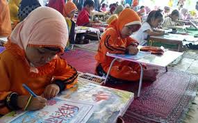 Banyak tulisan lain seperti yunani jepang dan cina yang juga memiliki seni visual tersebut. Berita Foto Lomba Mewarnai Perayaan Maulid Nabi Muhammad Saw Di Siantar Tribun Medan