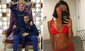 Chiara ha eseguito studi artistici, frequentando il liceo artistico di salerno, poi l'accademia di belle arti di napoli, concludendo gli studi all'accademia di roma. Australian Tennis Badboy Nick Kyrgios Gushes About His New Girlfriend In Soppy Instagram Comments Daily Mail Online