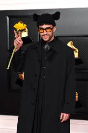 Mientras tanto, disfruten de los diarios de festivales del festival de otoño de 2020. Rebeca Maccise S Tweet Bad Bunny En Un Total Look De Burberry Otono 2021 Grammys Trendsmap