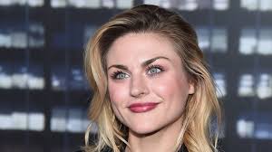 Bienvenue au plus beau fils du monde» : la fille de Kurt Cobain, Frances  Bean, accueille son premier enfant avec son mari Riley Hawk