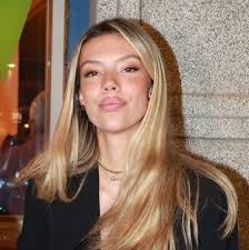 Alejandra Rubio 'vuelve' al trabajo para aclarar por qué su parto tuvo que  ser programado