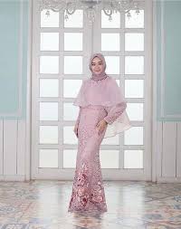 Seperti dress batik kombinasi scuba brokat yang dibandrol dengan harga rp. Wah Dress Brokat Modern Dengan Hijab Benar Benar Kece Buat Kondangan Intip Padu Padannya Di Sini Ladies