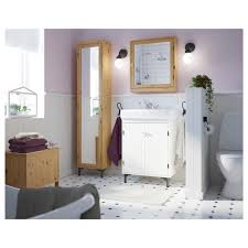 I mobili bagno ikea sanno infatti generare spazi che possono essere ideali per le sale da bagno padronali ma anche i bagni di servizio i prezzi possono partire da una base di 69 euro per il mobile base porta lavabo, che rappresenta il fulcro attorno al quale può essere costruito l'intero arredo bagno. Mobili Da Bagno Ikea