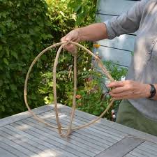 Dekokugeln Aus Clematisranken Selber Flechten In 2020 Osterdeko Garten Selber Machen Garten Dekokugeln