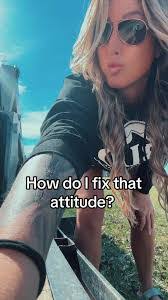 Sara Vanwinkle's Instagram, Twitter & Facebook