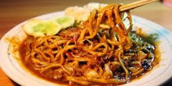 Menyeduh beberapa jenis mie seperti mie basah, mie telur, kwetiau, dan suun tidak perlu direbus, cukup diseduh atau disiram air mendidih, atau direndam dalam air panas sampai cukup lemas (±5menit). Cara Membuat Mie Aceh Yang Enak Dan Sederhana Catat Resepnya Merdeka Com