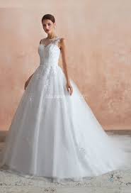 « depuis 2009, j'accompagne avec passion et bonne humeur mes futures mariées dans la quête de la robe idéale. Robe De Mariee Princesse Avec Traine