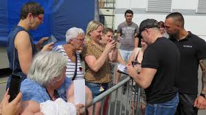 Taille de pascal soetens : Des Fans Par Centaines Venus Pour Rencontrer Pascal Le Grand Frere