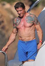 aos 67 sylvester stallone aparece sem camiseta e exibe musculos sylvester stallone musculos stallone