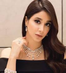 وتعتمد أسيل اليوم على شعر أسود طويل يتماشى تماماً مع لون بشرتها، لكن في الصورة القديمة اعتمدت على لون شعر بني متوسط الطول مع القليل من المكياج، حتى بعض مشاكل. Ø£Ø³ÙŠÙ„ Ø¹Ù…Ø±Ø§Ù† Ù…Ù† Ø¨Ø±Ø§Ù…Ø¬ Ø§Ù„Ù‡ÙˆØ§Ø© Ø§Ù„Ù‰ Ø§Ù„Ø¹Ø§Ù„Ù…ÙŠØ© Ù…Ø¹ Ø¥Ù†Ø±ÙŠÙƒÙŠ Ø¥ÙŠØºÙ„ÙŠØ³ÙŠØ§Ø³ ØªØ²Ùˆ Ø¬Øª Ø¨Ø§ÙƒØ±Ø§ ÙˆØ®Ø³Ø±Øª Ø¥Ø¨Ù†Ù‡Ø§