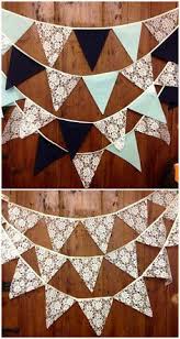 2015 Hochzeit Planen Diy Traumhochzeit Mit Dekorierten Girlanden Aus Spitze Leinen Papier Scheune Deko 2015 Hoc Hochzeit Planen Girlande Hochzeit Hochzeit Deko