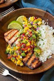 Gegrillter Lachs Mit Avocado Mango Salsa Und Kokosnussreis Healthy Summer Dinner Recipes Summer Recipes Dinner Salmon Dishes
