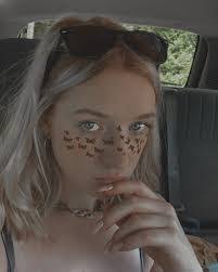 Lindsay Johns's Instagram, Twitter & Facebook