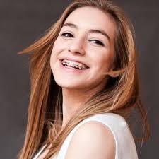 Trend kawat gigi sudah mewabah di kalangan masyarakat, hal ini dikarenakan banyak juga beberapa artis atau pengisi acara di televisi yang menggunakan kawat gigi untuk merapikan gigi mereka atau sekedar untuk menghiasi gigi supaya lebih tampil cantik. 10 Hal Wajib Tau Sebelum Pasang Behel Gigi Orange Dental