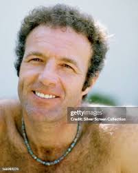 A waiter leans in to take an order from George Kellerman, played by... News  Photo