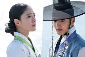 Lee Se Young And Yeo Jin Goo Share An Affectionate Moment By The Sea In  "The Crowned Clown"