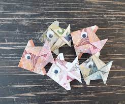 Diese einfache herz kann man in wenigen minuten aus geld (5, 10, 20, 50, 100er) falten. Fisch Falten Aus Geldschein Einfache Anleitung Geschenke De