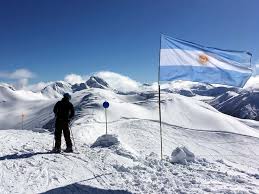 La actual bandera argentina se basa en la diseñada por manuel belgrano a partir de los colores de la escarapela nacional argentina, que era celeste y blanca. Cual De Los Dos Paises Es Mejor Para Esquiar Argentina O Chile Lugares De Nieve