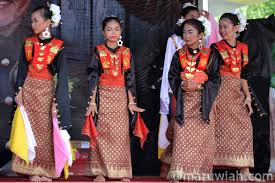Tarian bidayuh salako naib johan dalam pertandingan tarian budaya di korea dan telah mengharumkan nama malaysia. Pakaian Tradisional Etnik Sarawak Maruwiah Ahmat