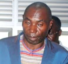 This one performs childish fake miracles and some grown up mumus call him  prophet. He is swindling them from #Uganda . You might remember him for his  fake 'stamp healing'. This guy