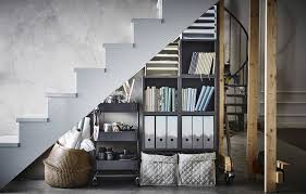 Endlich Sinnvoll Genutzt Der Platz Unter Der Treppe Bucherregal Design Treppenspeicher Platz Unter Treppen