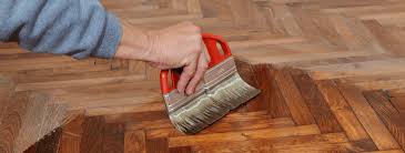 Il consiste à redonner aux lames leur aspect satiné ou mat de manière homogène, et à effacer les microrayures. Comment Se Debarrasser Des Rayures Sur Un Parquet Vitrifie L Artisan Du Plancher