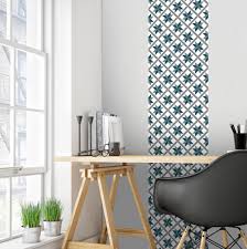 1 grand+1 petit pour ranger les produits moins esthétiques Papier Peint Carreaux De Ciment Marguerite Bleu Canard Le Unique De 50x250cm Vinyle Adhesif