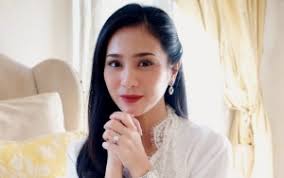Hanya saja ada keinginan bunga zainal hidup tenang tanpa disoroti penilaian negatif. Perfeksionis Bunga Zainal Ogah Keluar Bila Tak Pakai Baju Baru Dan Harus Ke Salon Dulu