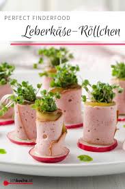 Leberkaserollchen Mit Senfgurken Radieschen Und Blaukrautsprossen Rezept Rezept Leckerbissen Lecker Silvester Fingerfood