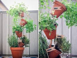 Ich Bin Im Gartenfieber Vor Drei Wochen Wurde Ich Von Der Fruhlingssonne Angefixt Und Versuche Seither Aus Pflanzideen Krautergarten Balkon Diy Blumenstander
