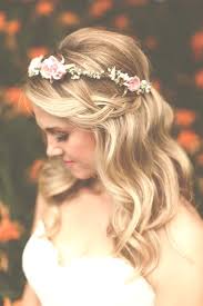 Brautfrisur Mit Wasserfallborte Und Blumenkranz Brautfrisuren Ideen Fur Ihre Hochzeit Brautfrisur Frisur Blumenkranz Hochzeit Frisuren Blumenkranz