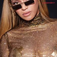 Hadiri Oscar Gold Party pastinya Beyonce gak akan tampil biasa aja Ladies!  Kali ini Beyonce tampil mengenakan baju berwarna gold yang transparan dan  belt besar yang melingkari perutnya. Ga salah kalau Beyonce