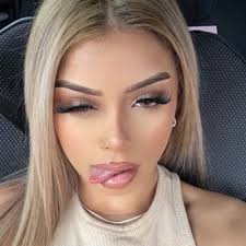 hollie moore (@holliecm)