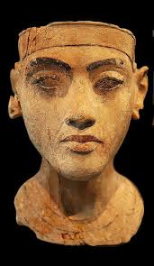 Le pharaon prête aussi un grand bout de ses territoires aux prêtres pour qu'ils construisent des temples. Akhenaton Adolescent Art Egyptien Civilisation Egyptienne Egypte Ancienne