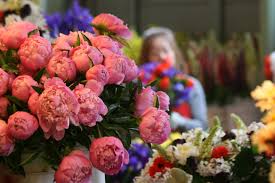 It's success is also it's downfall because so many people crowd into the walkways that they almost become non navigable. Eye Candy Flower Vendors At Seattle S Pike Place Market Rosemary S Blog