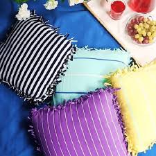 Untuk membeli kain linen ini kamu bisa memilih motif sesuai keinginan. Buat Sendiri Sarung Bantal Dari Kaos Bekas Tanpa Dijahit Lifestyle Liputan6 Com