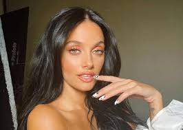 La hija de catherine fulop y ova sabatini derrite las redes. Oriana Sabatini Se Sumo A Las Nuevas Tendencias Top Cadenas Y Tiras Entrecruzadas Via Libre