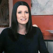 Screen for a sixth and final season. 511 Me Gusta 5 Comentarios Paget Brewster Italia Pagetbrewsteritalia En Instagram Watching That Gal Paget Paget Brewster Paget Brewster Photoshoot