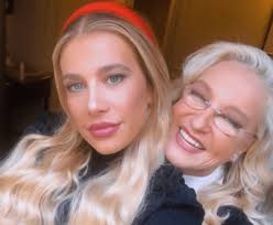 Clizia incorvaia, incinta ormai di nove mesi, si chiede come sarà nina, la bambina che arriverà, la sua prima figlia, quella che clizia incorvaia incinta di 8 mesi mostra ancora il suo pancione sul social. Clizia Incorvaia Incinta Eleonora Giorgi Verita Prima Il Divorzio