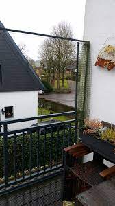 Für das fenster muss ebenfalls ein katzenschutz angebracht werden, auch hier eignet sich das sicherheitsnetz oder ein direktes schutzgitter für das fenster. Aufschiebbares Katzennetz Fur Balkon Katzennetze Nrw Katzensicherheit Vom Experten