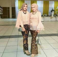 Kebaya brokat warna pastel pink satu lagi alternatif baju kondangan hijab yang bikin foto bareng sahabat tampak seru: 30 Model Gaun Pesta Hijab Muslimah Paling Fashionable 2020