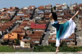 Vitoria bueno gives a dance show. A Bailarina Brasileira Que Nasceu Sem Bracos E Danca Com O Corpo Todo Perfil Publico
